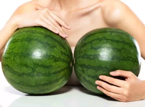 Zu große Brüste: 10 Nachteile zu großer Brüste!