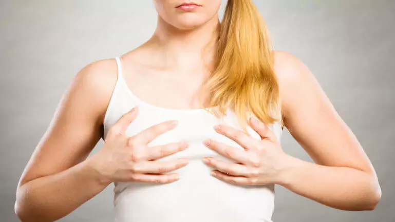 Mikromastie – Ursachen & Behandlung unterentwickelter Brüste