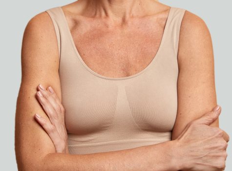 Oberkörper einer reiferen Frau im Bustier symbolisiert Veränderungen der Brust in den Wechseljahren